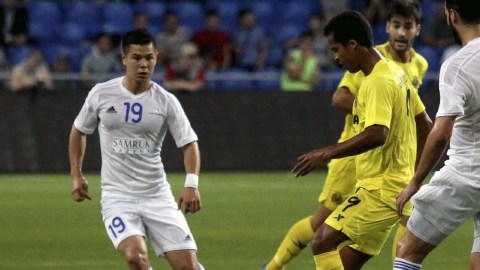 El mexicano  Giovani dos Santos (c) marcó uno de los goles del Villarreal en el triunfo sobre el Astana por 3-0.
