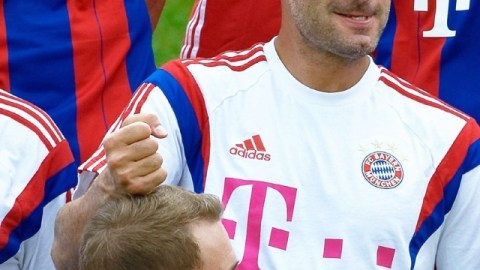 Pep Guardiola (der) y el arquero Manuer Neuer.