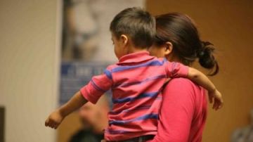 Una madre migrante con su hijo en el Centro Residencial de Artesia, Nuevo México.