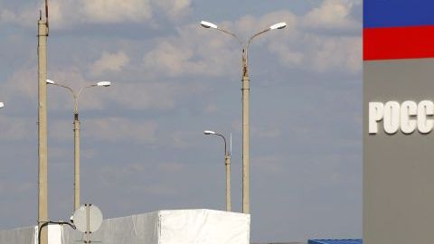 Uno de los camiones que forman parte del convoy ruso de ayuda humanitaria mientras esperaba cruzar la frontera con Ucrania. El convoy estaba en la frontera ucraniana desde el 14 de agosto.