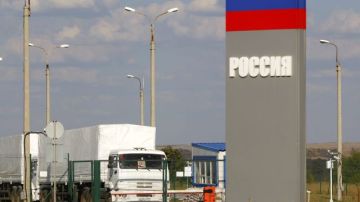 Uno de los camiones que forman parte del convoy ruso de ayuda humanitaria mientras esperaba cruzar la frontera con Ucrania. El convoy estaba en la frontera ucraniana desde el 14 de agosto.