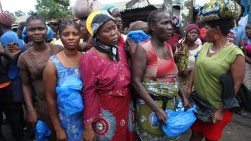 Ciudadanos de Liberia esperan por comida como parte de un plan de cuarentena del hobierno para frenar la propagación del virus del ébola en Monrovia.