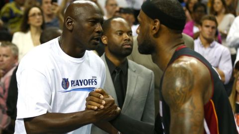 Para muchos, Michael Jordan (izq.) es el mejor jugador de todos los tiempos en la NBA.