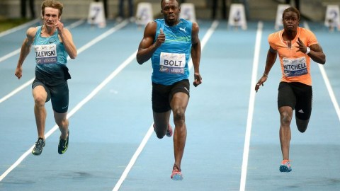 Bolt (centro) batió el récord de Frank Fredericks de 10.05 segundos que permanecía desde 1996.