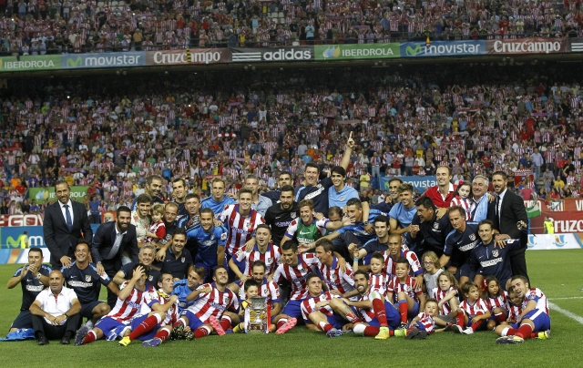 Los jugadores del Atlético de Madrid celebran con la Copa tras vencer al Real Madrid por 1-0 en el partido de vuelta de la Supercopa de España.
