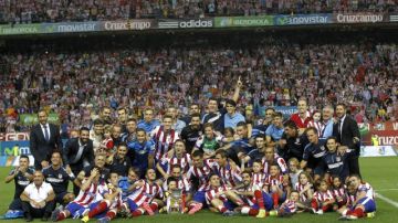 Los jugadores del Atlético de Madrid celebran con la Copa tras vencer al Real Madrid por 1-0 en el partido de vuelta de la Supercopa de España.