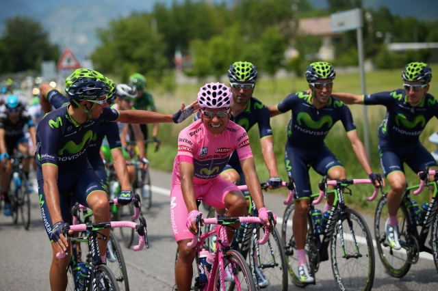 El ciclista colombiano Nairo Quintana (2do izq), del equipo Movistar, se consagró al ganar el Giro italiano 2014.
