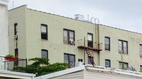 María Estévez (izquierda) lucha por los derechos de los negros y latinos.