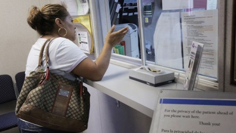 El plan permitiría compañías con ánimo de lucro empezar a usar un formulario por el que informan a su aseguradora de que se niegan a pagar por los anticonceptivos, para que esta proporcione entonces el servicio por su cuenta.