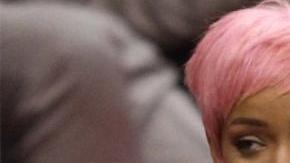 Un producto de belleza sin el que Rihanna no podría vivir es una buena barra de labios.