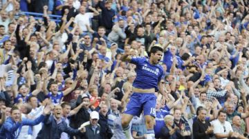 Diego Costa celebra el gol con que Chelsea sea puso adelante en el marcador en e la cancha del Stamford Bridge.