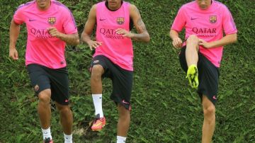 Adriano, Neymar y Andrés Iniesta, durante el entrenamiento del equipo.