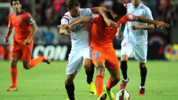 Daniel Parejo (der.) defiende la pelota ante el acoso de Grzegorz Krychowiak del Sevilla, en Estadio Sánchez Pizjuán.