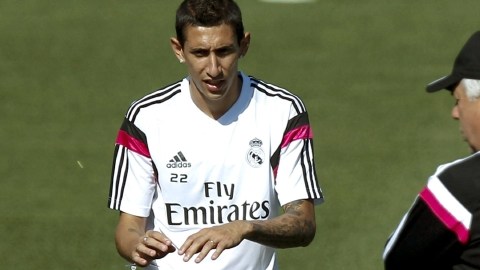 Angel Di María (izq) y el entrenador italiano Carlo Ancelotti durante el entrenamiento del Real Madrid ayer.