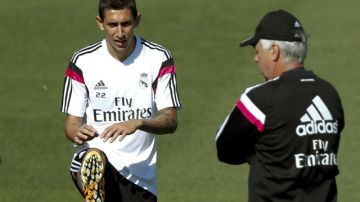Angel Di María (izq) y el entrenador italiano Carlo Ancelotti durante el entrenamiento del Real Madrid ayer.