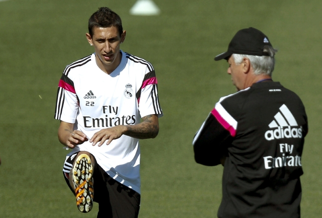 Angel Di María (izq) y el entrenador italiano Carlo Ancelotti durante el entrenamiento del Real Madrid ayer.