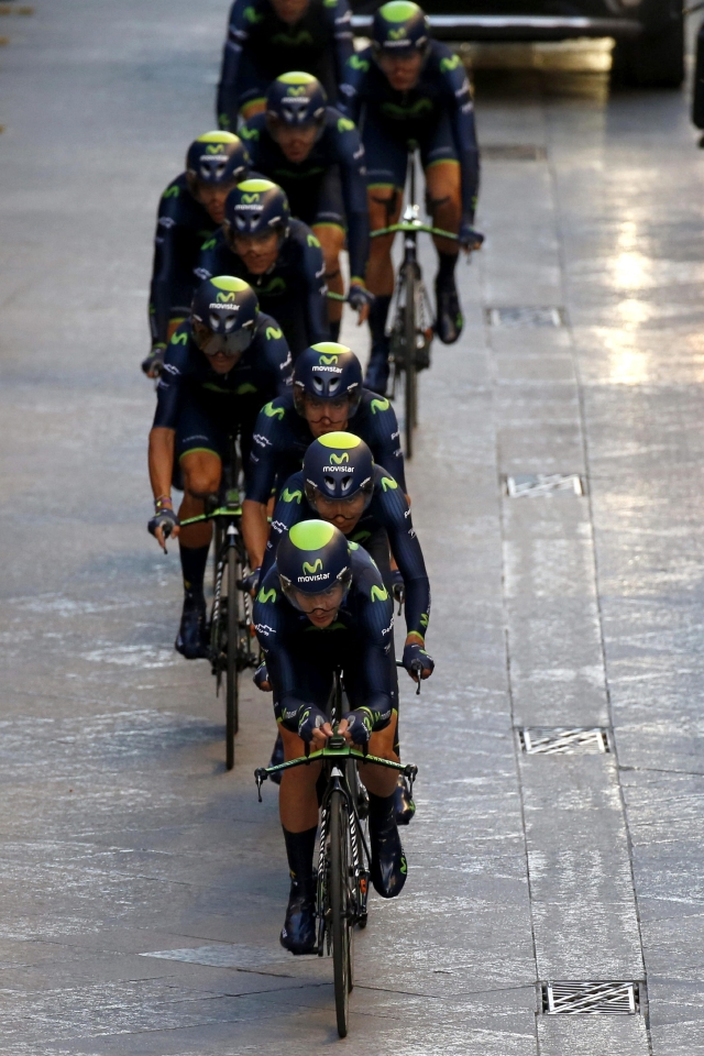 Los ciclistas del Movistar durante la etapa contrareloj disputada ayer  en el inicio de la Vuelta a España 2014.
