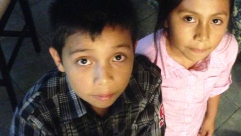 Estos hermanitos guatemaltecos son parte de los 60 mil niños que han llegado a la frontera en los últimos meses.