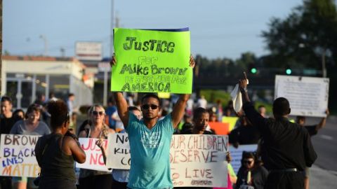 Manifestantes salieron a las calles de Ferguson para levantar su voz de protesta en otra jornada contra el homicidio de un adolescente negro a manos de un policía.