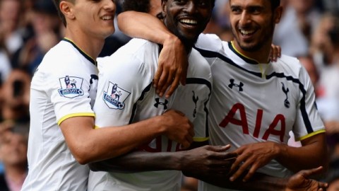 Emmanuel Adebayor celebra un gol del Tottenham.