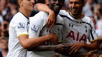 Emmanuel Adebayor celebra un   gol del Tottenham.