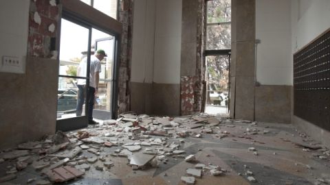 Un hombre inspecciona los escombros y daños dejados por el terremoto ayer en California.