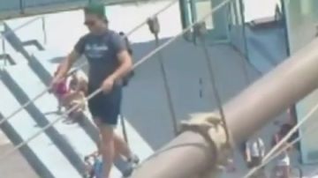 Un video muestra cuando el turista escaló por uno de los cables.