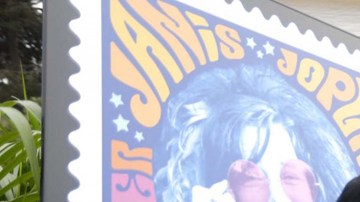 Una imagen ampliada de la estampilla se muestra en el Festival Outside Lands de San Francisco.