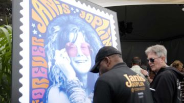 Una imagen ampliada de la estampilla se muestra en el Festival Outside Lands de San Francisco.