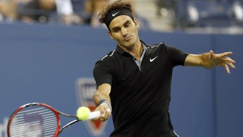 Roger Federer regresa un servicio de Marinko Matosevic.