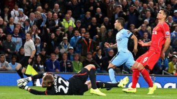El argentino Sergio Agüero anota el tercer gol del Manchester City en el triunfo 3-1 sobre Liverpool.