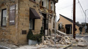 Escombros junto a una vivienda, tras el terremoto de magnitud 6,0 que sacudió el domingo el norte de California.