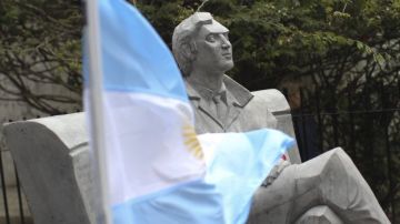 Estatua de Julio Cortázar en la Biblioteca Nacional de Buenos Aires.