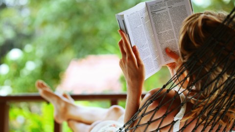 Leer es una buena manera de escapar del estrés e incentivar tu imaginación.