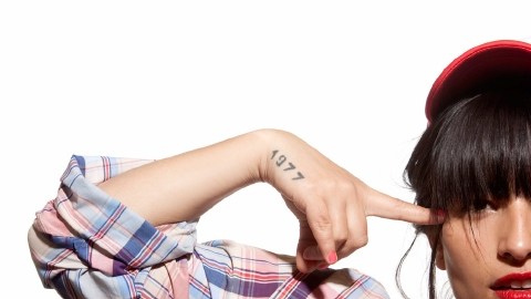 Ana Tijoux se rodea de niños que cantan con ella en su nuevo trabajo.