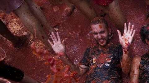 Los participantes disfrutan al máximo de la tradición española.