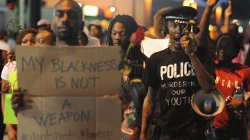 Las protestas contra la policía de Ferguson por la muerte del joven Brown se convirtieron en fuertes disturbios.