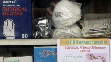 Un paquete para protegerse contra el contagio de ébola que se vende en Filipinas.