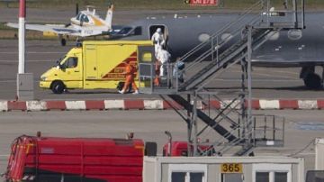 Personal médico vestido con trajes especiales abandonan un avión Gulfstream en el aeropuerto de Hamburgo, en preparación para recibir a un paciente infectado con ébola.