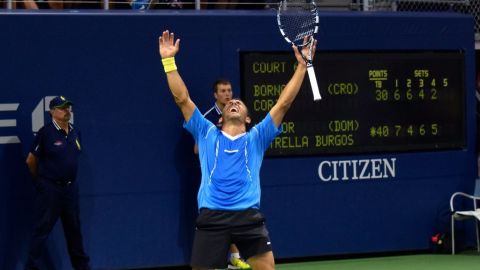 El dominicano Víctor Estrella Burgos celebra su triunfo de segunda ronda del US Open contra el croata Borna Coric.