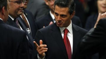 El presidente de México Enrique Pena Nieto saluda a los legisladores de la Convención Conjunta de la Legislatura del Estado de California.