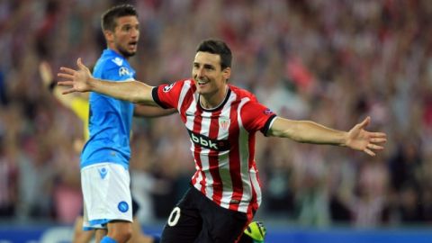 El delantero del Athletic de Bilbao, Aritz Aduriz,  celebra el gol que le marcó ayer al Nápoles en el San Mamés.