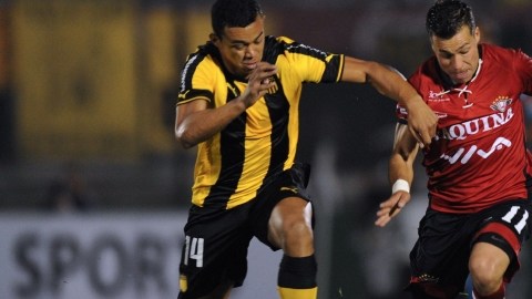 Peñarol deberá defender en La Paz su ventaja de 2-0 en el juego de ida ante el Wilstermann.