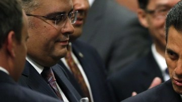 El presidente de México Enrique Pena Nieto saluda a los legisladores de California, en Sacramento.