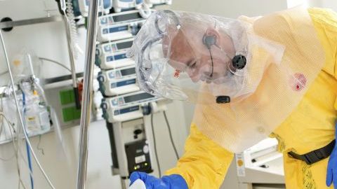 El director del Hospital Schwabing, Götz Brodermann, viste un traje especial mientras simula el trato con un paciente de ébola en una habitación preparada para asilar a pacientes con enfermedades contagiosas en Múnich, Alemania.