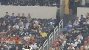 Andre Caldwell  de los Broncos atrapa un pase ante Terrance Mitchell de los Cowboys en el estadio de AT&T en Arlington, Texas.