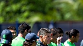 Miguel Herrera anima a sus pupilos en una concentración.