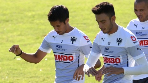 Jugadores de Monterrey en un entrenamiento previo al encuentro ante los Gallos Blancos.