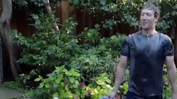 El director ejecutivo de Facebook,  Mark Zuckerberg, también aceptó el reto del "cubo helado" o "Ice Bucket".