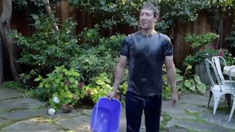 El director ejecutivo de Facebook,  Mark Zuckerberg, también aceptó el reto del "cubo helado" o "Ice Bucket".